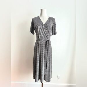 H&M V Neck Short Sleeve Tie Wrap Midi Dress Black and White Patterned Size Small